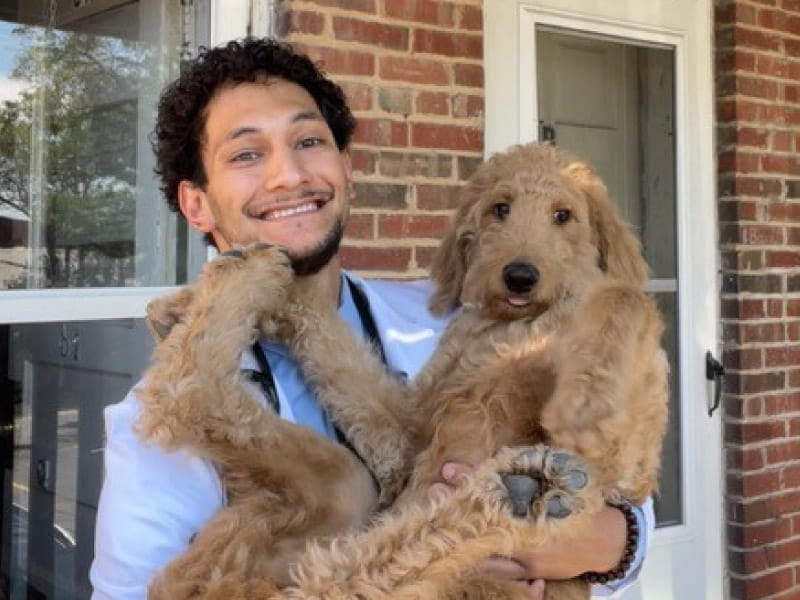 Charlie Pérez-Suárez con Bradley, uno de sus dos perros. (Foto cortesía de Charlie Pérez-Suárez)