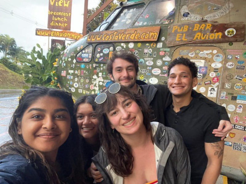 Charlie Pérez-Suárez (derecha) y sus amigos y compañeros de estudios de medicina, de izquierda a derecha, Bhavana Muppavarapu, Rumi Venkatesh, Morgan Samanic y Sean Konrath, durante un viaje a Quepos, un pueblo en la costa central del Pacífico de Costa Rica. (Foto cortesía de Charlie Pérez-Suárez)