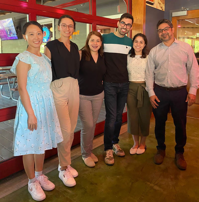 Paula Nieto-Morales y sus colegas del laboratorio del Dr. José R. Pinto en Florida State University: de izquierda a derecha, Yun Shi, Paula Nieto Morales, Michelle Rodríguez García, Maicon Landim Vieira, Isabella Leite Coscarella y el Dr. José R. Pinto. (Foto cortesía de Paula Nieto-Morales)